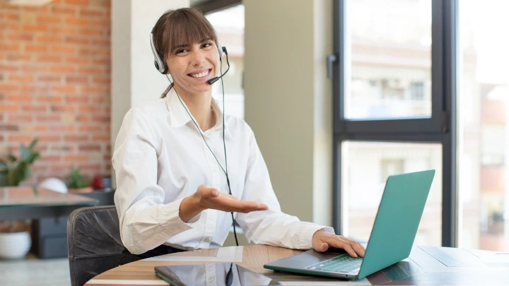 Una administradora de fincas soluciona los asuntos bancarios de sus comunidades de propietarios sin salir de su despacho.