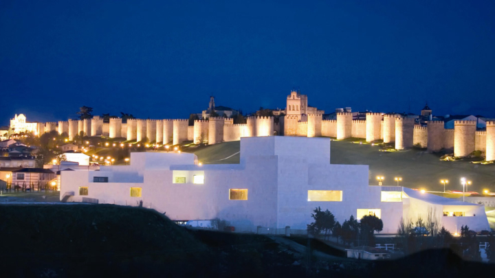 Fotografía panorámica de las monumentales murallas de Ávila de noche.
