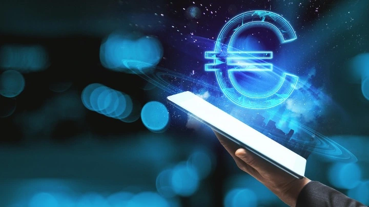 Sobre fondo oscuro con luces azules desenfocadas, luces brillantes de neón, una mano sostiene una tableta brillante de la surge, como una holografía, un símbolo de riqueza universal.