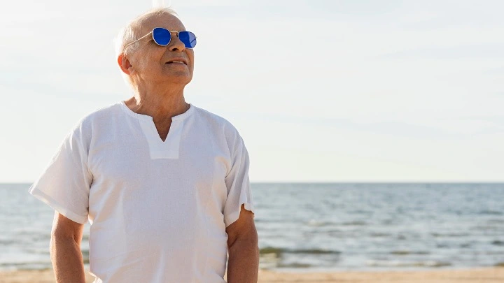 Administrador de fincas disfrutando de un descanso junto al mar, representando la desconexión profesional durante las vacaciones de verano.