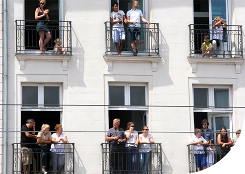 Imagen vecinos de una comunidad en el balcón